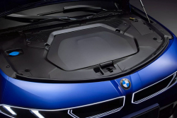 Nové BMW 3 je venku. Má kufr vepředu, směšný interiér, ukázalo se i jako kombík a my nevíme, co si o něm myslet