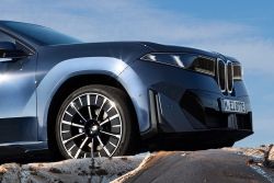 BMW začalo s poslední novinkou potichu používat nové logo, nevšiml si toho skoro nikdo