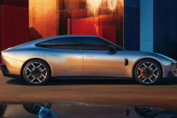 Čínská novinka působí jako sportovní sedan Lamborghini, i s 500 koňmi má ale stát jako Octavie 1,5 TSI