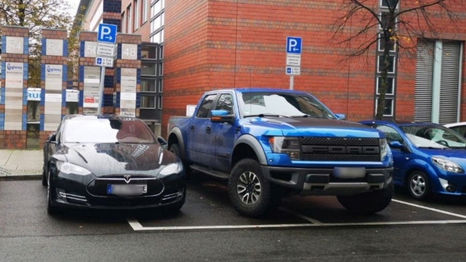 Majitel pick-upu zkusil blokovat nabíječku elektromobilů v Německu, úplně to nevyšlo
