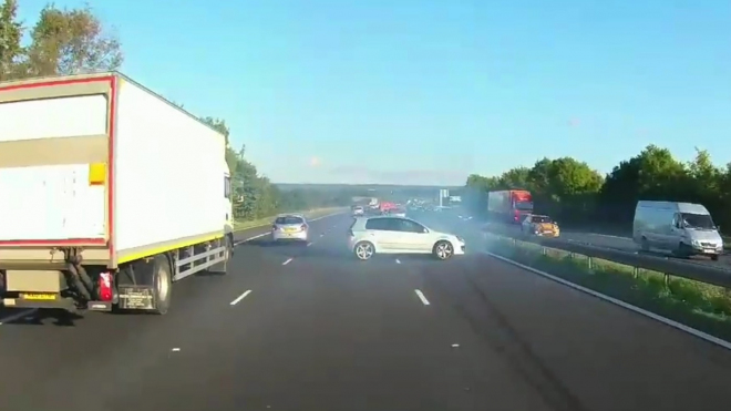 Řidiči autobusu náhle zatarasilo cestu auto stojící napříč dálnicí, vyřešil to bravurně
