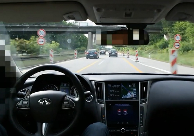 Infiniti Q50 také má „skoro-autopilot”, jede i s řidičem na sedadle spolujezdce (video)