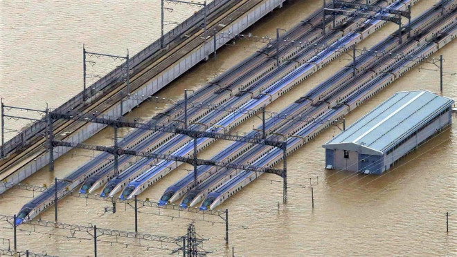 Tajfun zničil i skoro polovinu moderních supervlaků E7, účet šplhá do miliard Kč