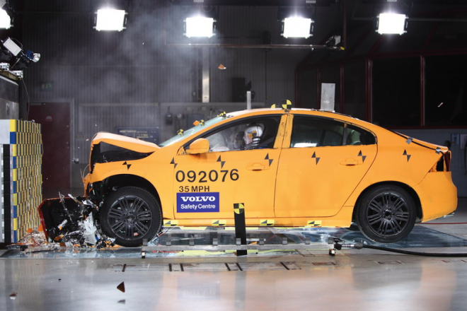 Euro NCAP vrací úder, crash testy inovuje. Ale až od roku 2015