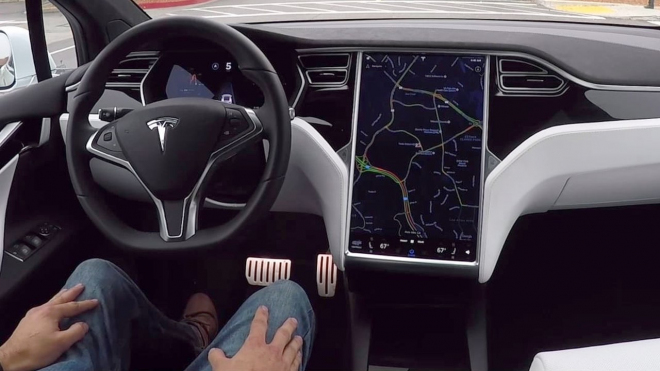 Tesla podle svědků zfixlovala slavné video oslavující její Autopilot, auto dokonce nabouralo