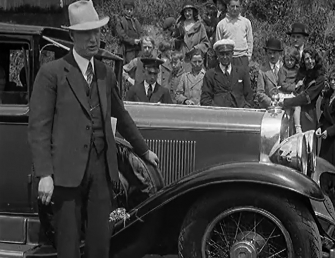 Takhle jezdil Al Capone: neprůstřelný Cadillac 341A Town Sedan na dobovém videu