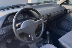 K mání je dodnes zcela nejetá Mazda z časů sametové revoluce, dokonalý stroj času nikdo ani pořádně nevybalil