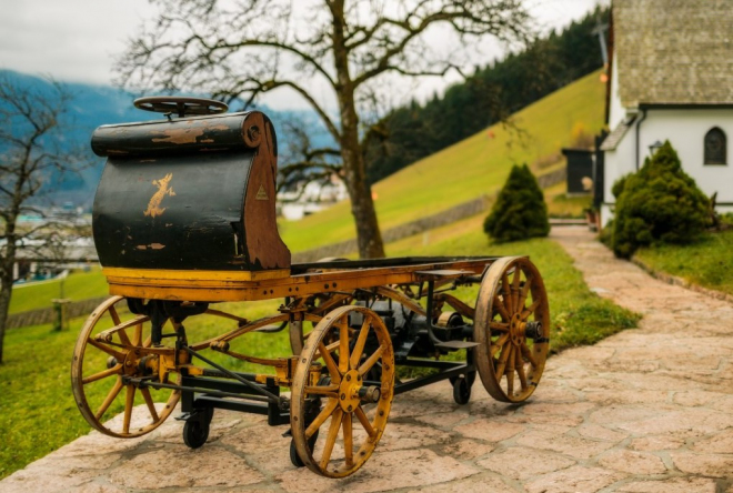 Také první auto Ferdinanda Porscheho byl elektromobil, neujal se