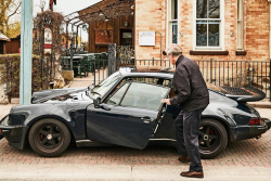Muž si koupil v roce 1975 nové Porsche 911 Turbo. Jezdí s ním dodnes, kdy může, po 50 letech má najeto už 1,33 milionu km