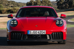 Hybridní Porsche 911 je znovu zdrojem zklamání, v klání s tuctovějším BMW neexcelovalo ani v tom, v čem mělo