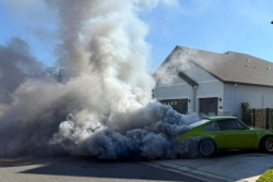 Boží trest za svatokrádež? Klasické Porsche předělané na elektrický pohon majiteli shořelo před domem měsíc po koupi