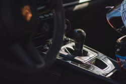 Porsche skutečně vytáhlo na nejnáročnější okruh světa 911 s manuálem. A je rychlejší než doteď s automatem