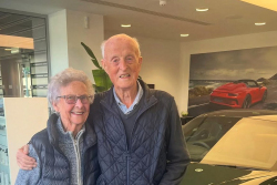 92letý muž si přišel k dealerovi pro nové auto i se svou &bdquo;holkou&rdquo;. Je k nevíře, co si odvezli k 70 rokům manželství