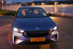 Prezident Erdogan si vyzkoušel druhé turecké národní auto, na konkurenta Octavie se moc nadšeně netvářil