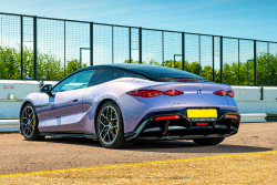 Tohle je nový &bdquo;služebák&rdquo; Jamese Bonda, tedy toho, kdo ho doteď hrál. Jede 350 km/h se stovkou pod 2 s za zlomek ceny pomalejších Porsche