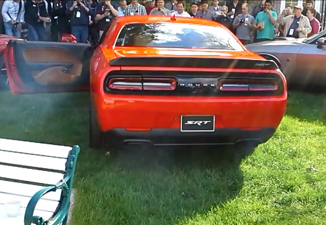 Dodge Challenger SRT Hellcat 2015 na videu zní drsně jako dragstery