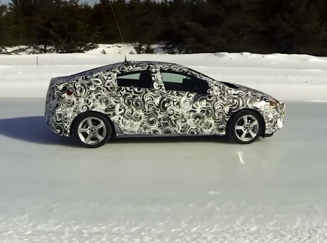 Nový Chevrolet Volt 2016 se ukázal v akci na sněhu, jel však jen rovně (video)