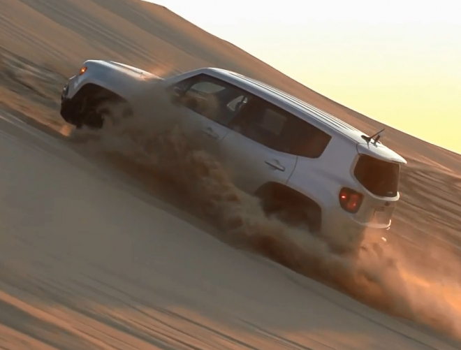 Jeep Renegade Trailhawk předvádí svů terénní talent v písečných dunách (video)