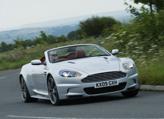Aston Martin udrží v nabídce manuály i s motory V12, chce být poslední na světě