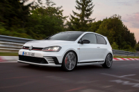 VW Golf GTI Clubsport dorazí i v odlehčené verzi, 300 koní bude mít pořád