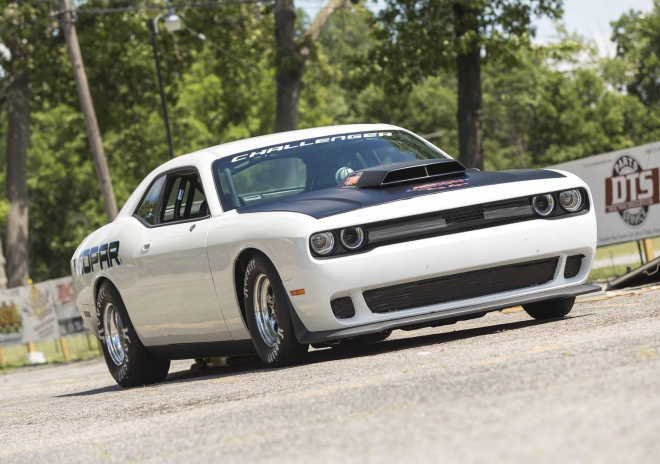 Dodge Challenger Drag Pak není sada nálepek ke zdobení šestiválcové verze