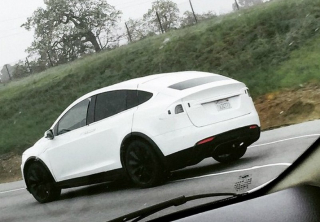 Tesla Model X znovu přistižena na silnici, tentokrát to snad už vyjde