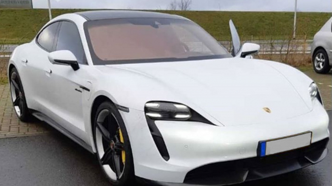 24letý muž přišel o řidičský průkaz při testovací jízdě s nejnovějším Porsche
