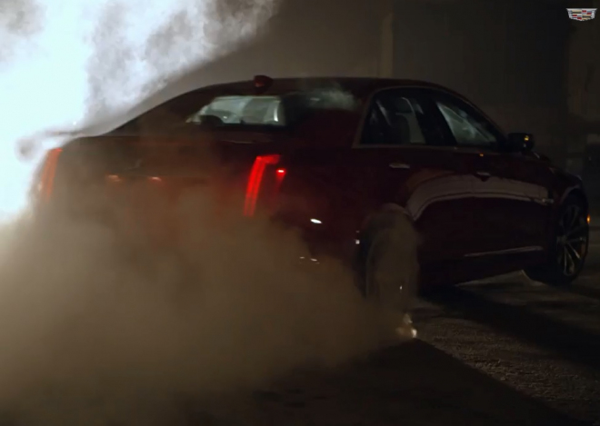 Nový Cadillac CTS-V už stihl pálit gumy na parkovišti v Detroitu (video)