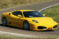 Pokud máte dost odvahy a aspoň 2 miliony, můžete si pořídit poslední Ferrari dostupné s manuálem a motorem uprostřed. Charisma má