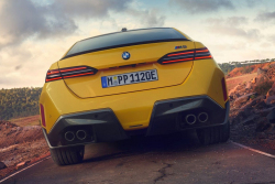 Nepovedené nové BMW M5 dostalo znovu nakopáno od svého vlastního předchůdce, ránu z milosti mu přidal Mercedes