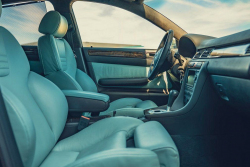 K mání je sotva jetý německý supersedan z časů výkonových válek, jeho unikátní specifikace dodnes bere dech