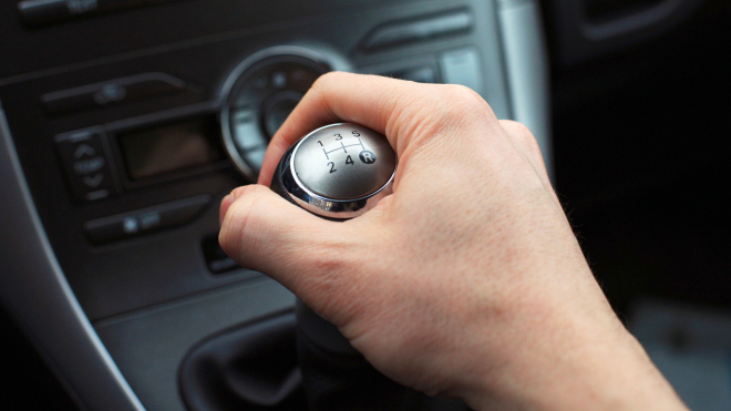 5 věcí, které byste nikdy neměli dělat v autě s manuální převodovkou