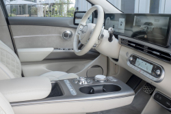 Kroky automobilek ukazují, jak zoufale se s elektrickými auty snaží napodobit ta spalovací