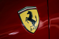 Mladí Japonci našli cestu, jak jezdit supersportovními auty typu Ferrari, aniž by je museli kupovat a půjčovat kdekomu