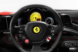 S nejvíc ojetým Ferrari na světě pořád jezdí jeho první majitel. A má ještě jedno, se kterým zachází podobně