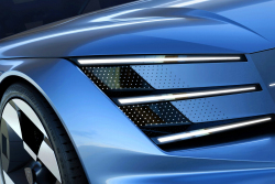 Peugeot se vrací k velkým kombíkům, stopy po lvích drápech zabírají na novince už asi půlku auta