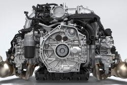 Porsche navzdory dosavadnímu fiasku přestalo přijímat objednávky na další spalovací modely, náhradu nemá