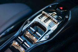 Mechanik ukázal jediný způsob, jakým jde porouchané moderní Ferrari přepnout na neutrál, je to dokonalá Itálie