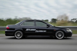 Honda vzala 27 let starý Accord s 1 milionem ujetých km a nechala ho jezdit 24 hodin v kuse jezdit po okruhu. Podívejte se, jak dopadl