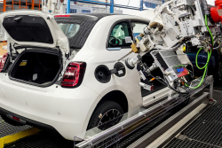 Elektrický Fiat 500 nikdo nechce tak moc, že výroba zůstane na minimu dalších 5 měsíců, na spalovací verzi se čeká jako na smilování