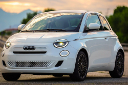 „Deelektrifikovaný” Fiat 500 zná svou cenu, použitelnější auto prodávají Italové dramaticky levněji
