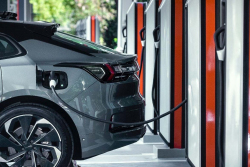 Elektromobilu za jízdy upadla baterie, je to nové dno uživatelských patálií s těmito auty