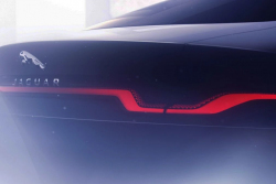 Než se u Jaguaru zbláznili, tohle byl jejich plán. Měli hotové jiné auto připravené na kdeco, prozradil tehdejší šéfdesignér