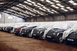 Muž na poslední chvíli nakoupil 239 klasických Land Roverů Defender a proměnil je ve zlatý důl. Kus dnes prodává až za 9 milionů