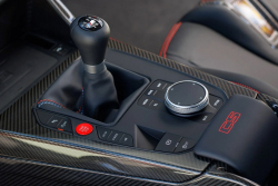 Odlehčené manuální BMW M3 je okamžitě vyprodané a lidé ochotně platí až půlmilionové přirážky, tolik k údajnému nezájmu