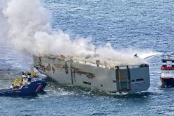 Shořelou obří dopravní loď skutečně celou zapálil elektromobil, ukázalo vyšetřování, úřady jeho výsledky do poslední chvíle tajily