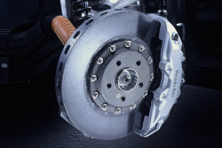 Regulace EU vrací brzdy aut zpátky v čase o víc než 50 let, její tlaky stále víc popírají evoluci