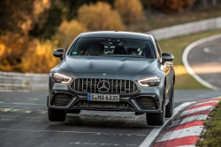 Řidič jednoho z nejrychlejších Mercedesů ujel 41 policejním autům i helikoptéře rychlostmi až 300 km/h