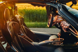 Znovuzrozené De Tomaso předalo 7 let po premiéře první produkční auto. Má tři pedály, nula displejů a topí se ve zlatě