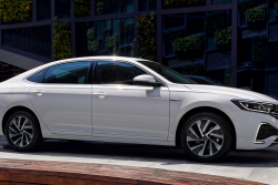 VW se dál snaží odrazit ode dna a získat zpět ztracené zákazníky, začal prodávat inovovaný hybridní Passat jen za 650 tisíc